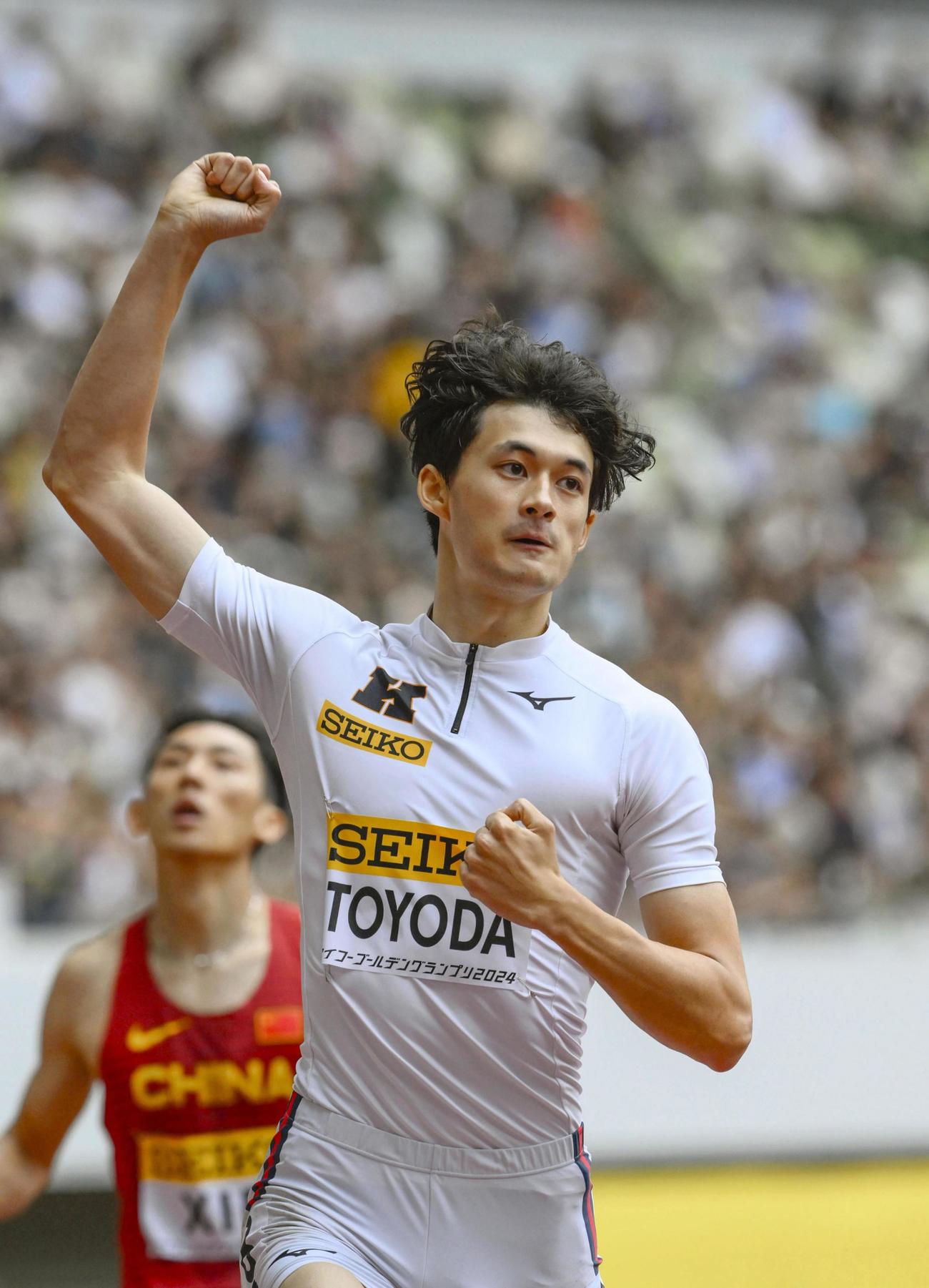男子400メートル障害で優勝しガッツポーズする豊田兼（共同）