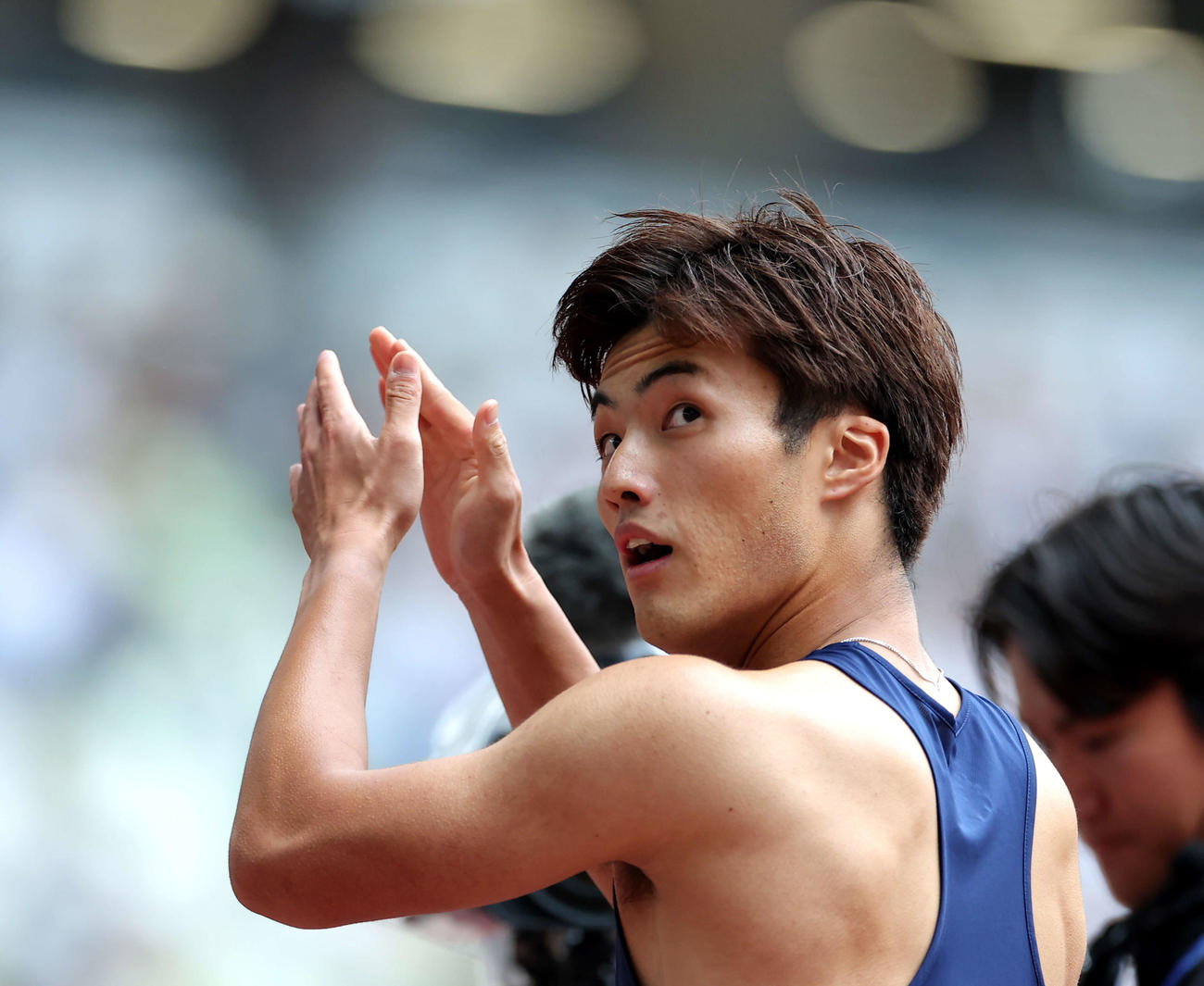 男子100メートル決勝、1位でゴールし手をたたく柳田（撮影・河田真司）
