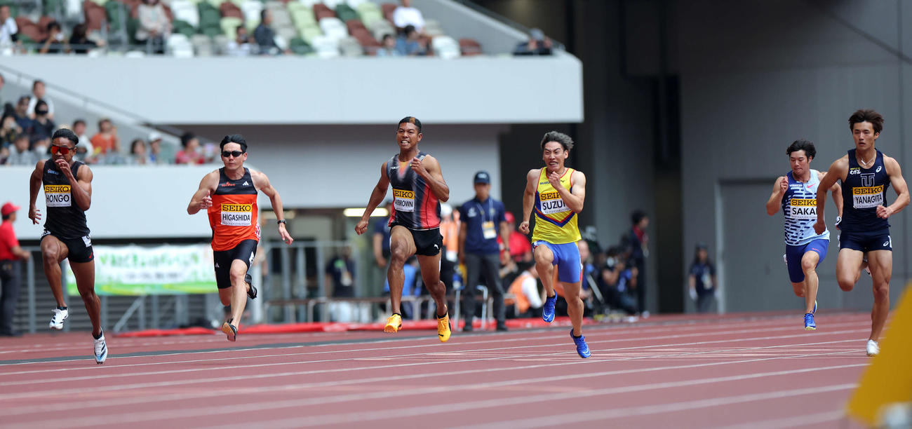 男子100メートル決勝に臨む柳田大輝（右）。左から3人目はサニブラウン（撮影・河田真司）