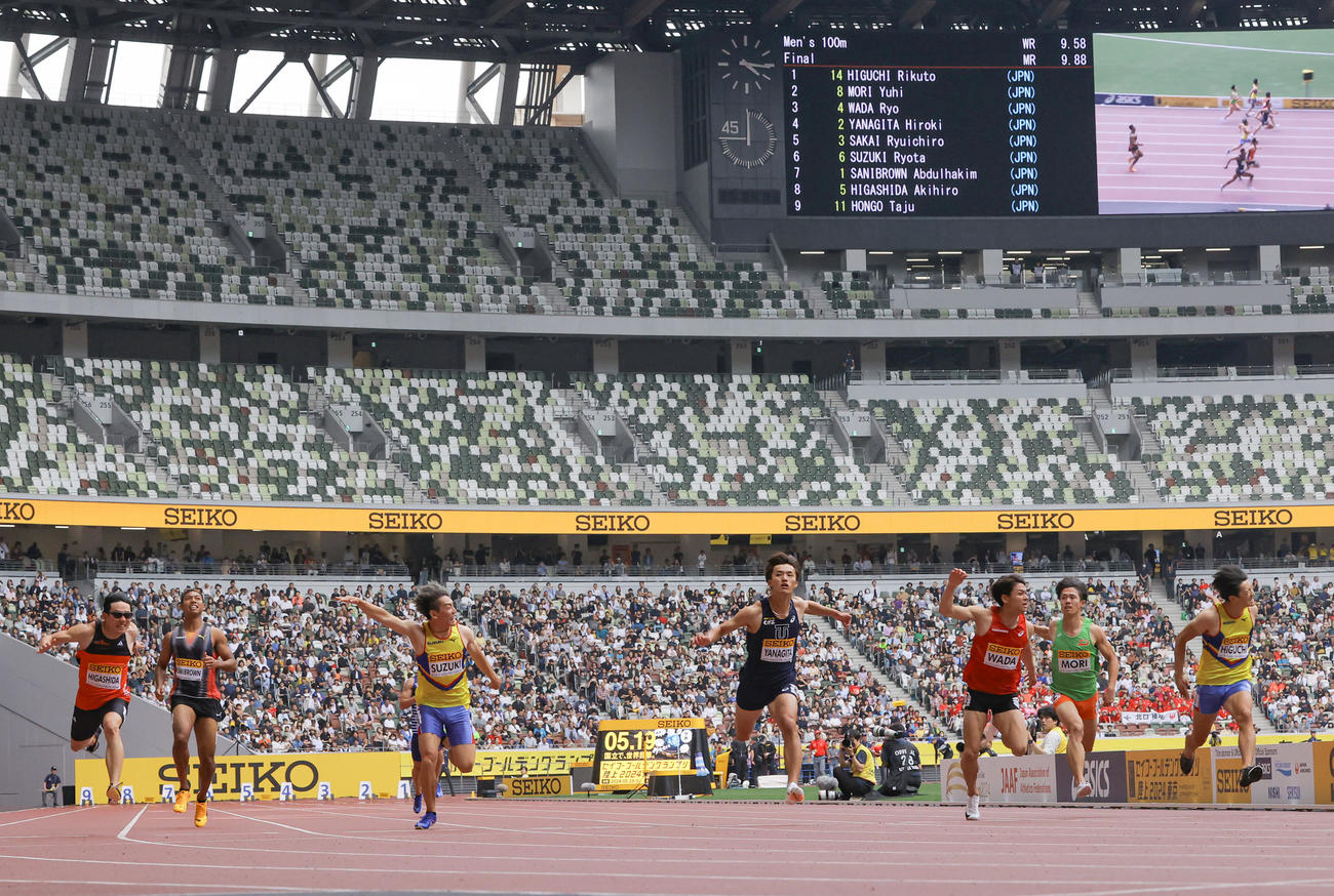 男子100メートル決勝、ゴールする（左から）東田、サニブラウン、鈴木、柳田（1位）、和田、守、樋口（代表撮影）