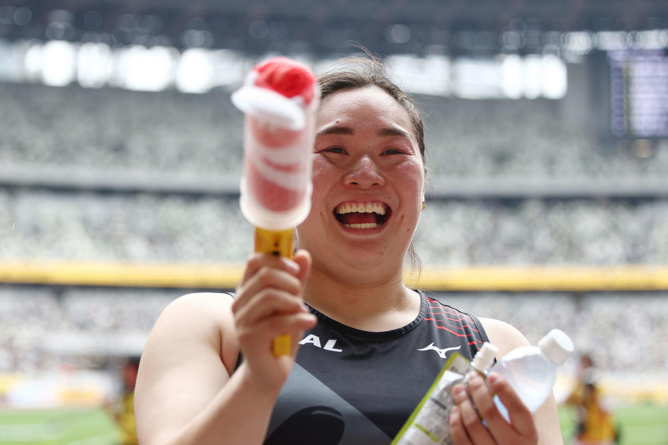 女子やり投げ決勝を終えた北口はプレゼントを打ち込むためのピストルを構える（撮影・河田真司）