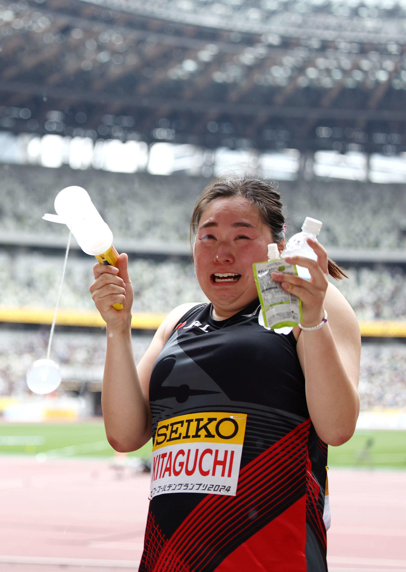 プレゼント打ち込み用のピストルを使った北口。あまりの衝撃に驚く（撮影・河田真司）