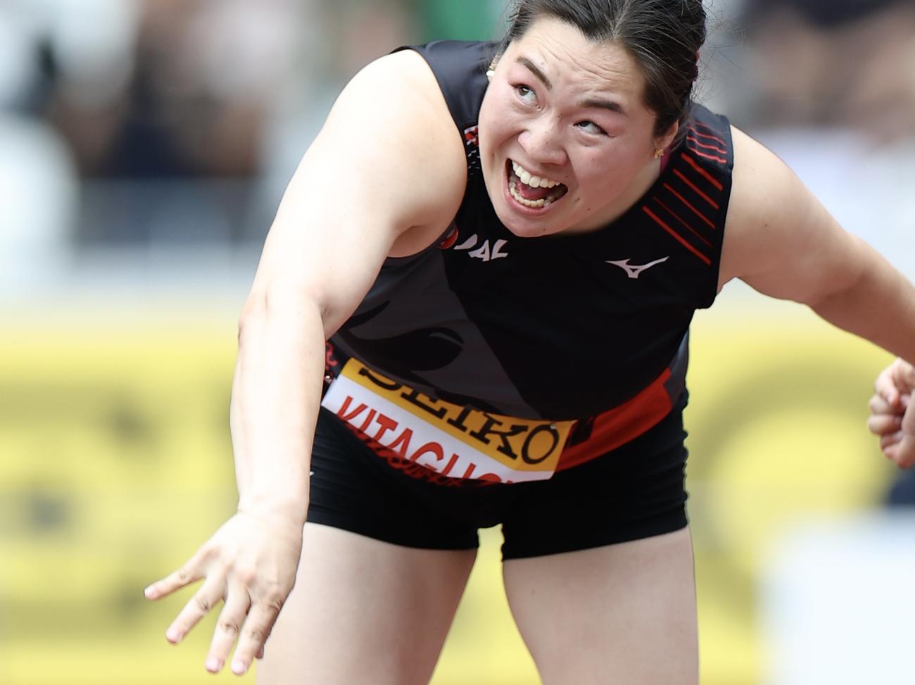 女子やり投げで力投する北口（撮影・河田真司）