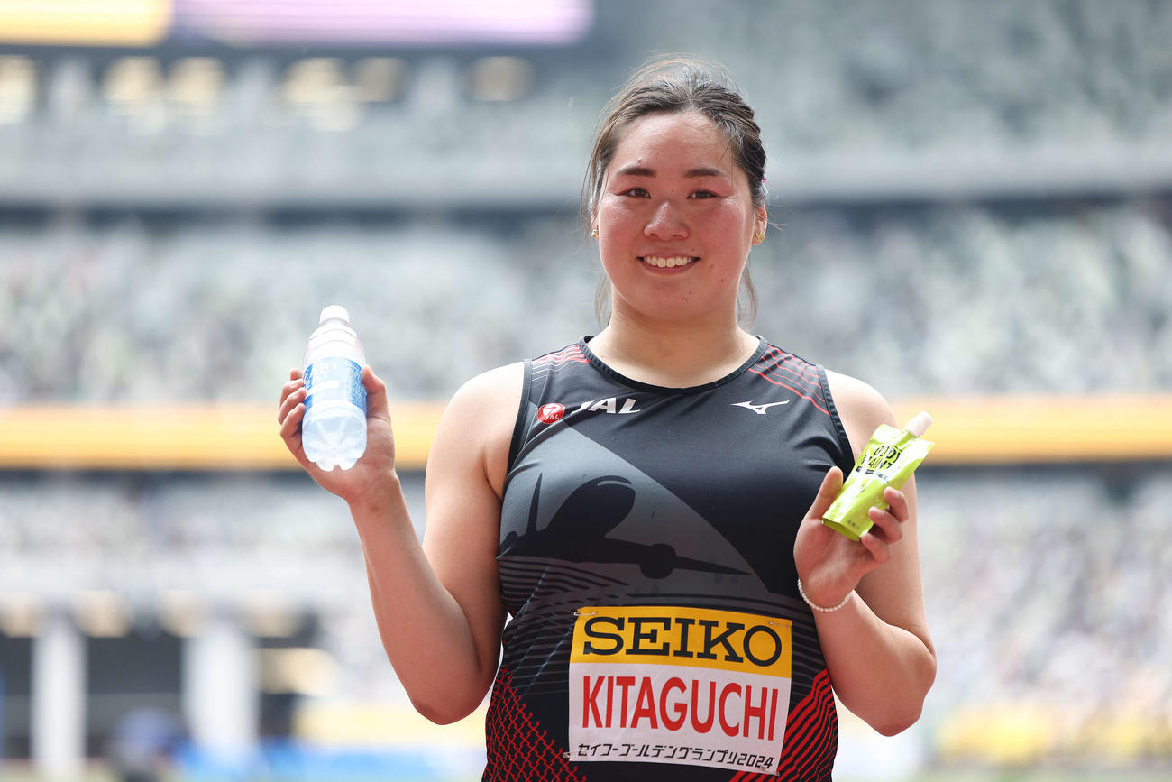 女子やり投げ決勝を終え、写真に納まる北口（撮影・河田真司）