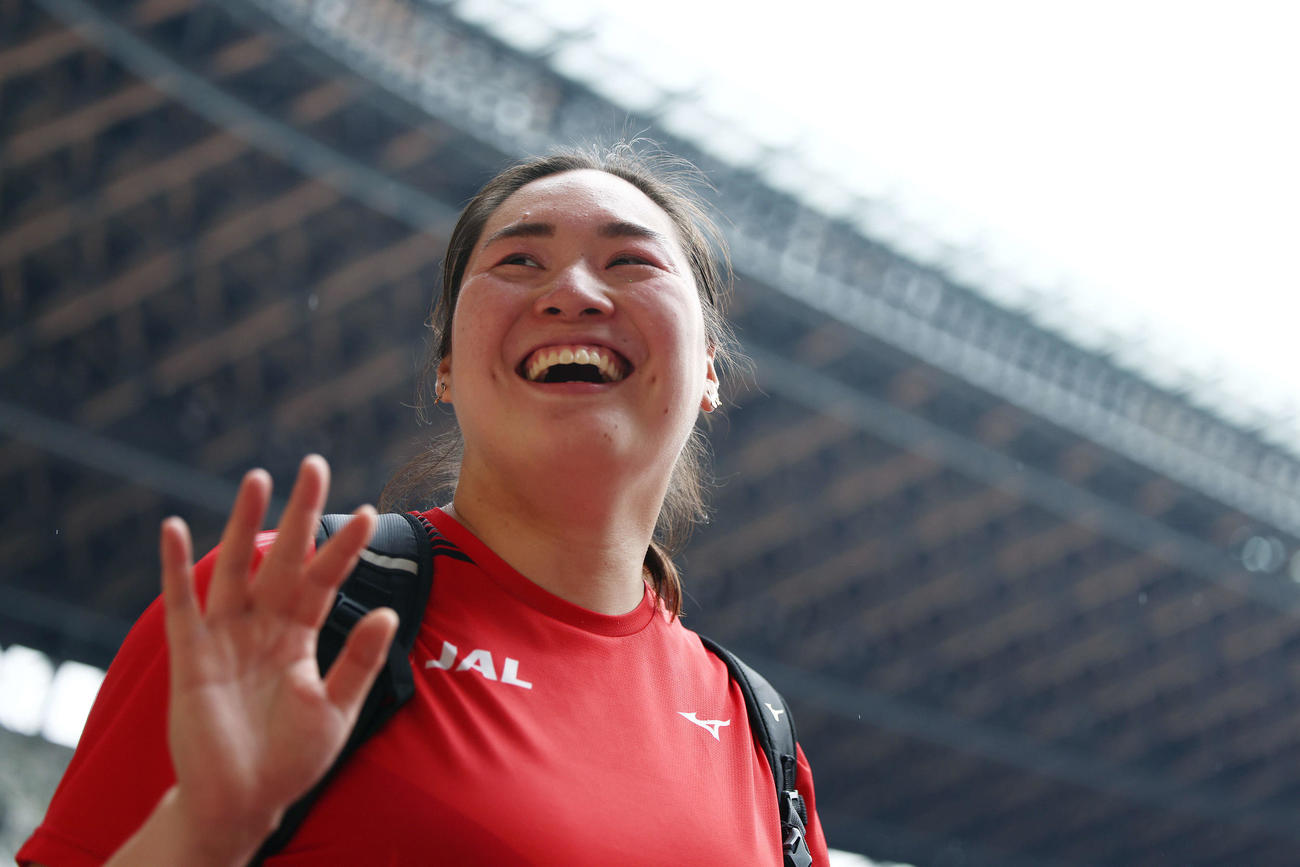 女子やり投げ決勝を終え、観客の声援に笑顔で応えながら引き揚げる北口（撮影・河田真司）