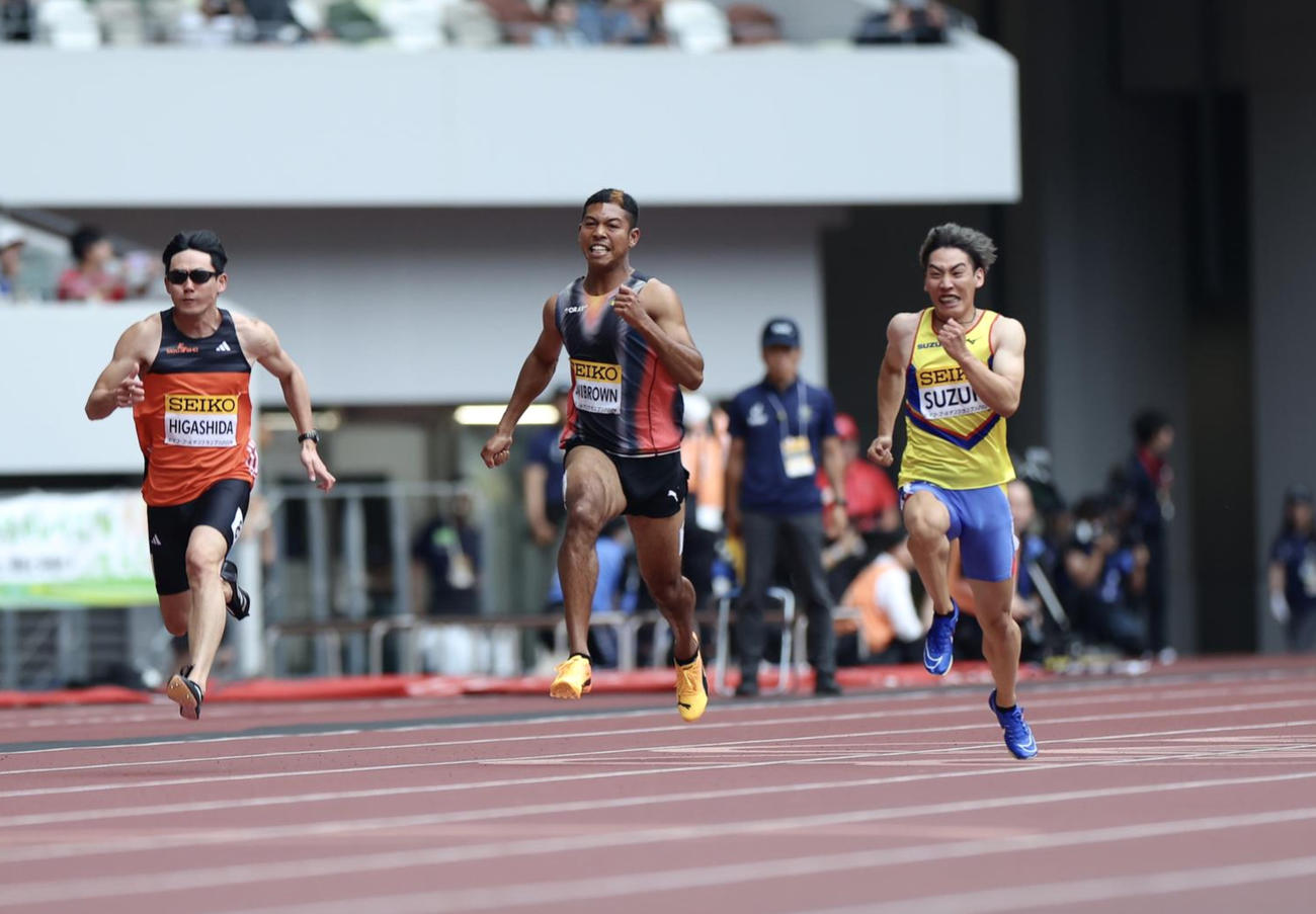 男子100メートル決勝で力走するサニブラウン（中央）（撮影・河田真司）