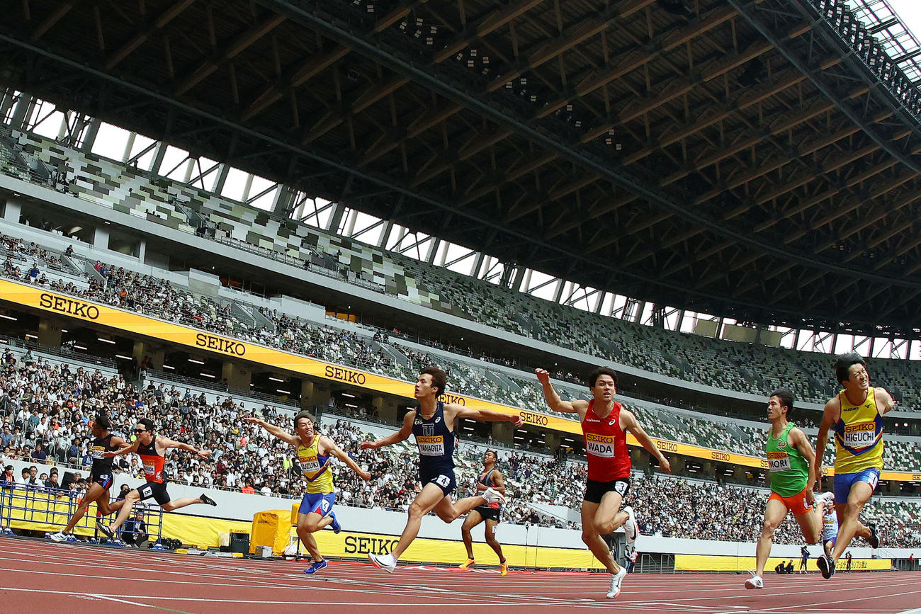 男子100メートル決勝、1位でゴールする柳田（中央）（撮影・河田真司）