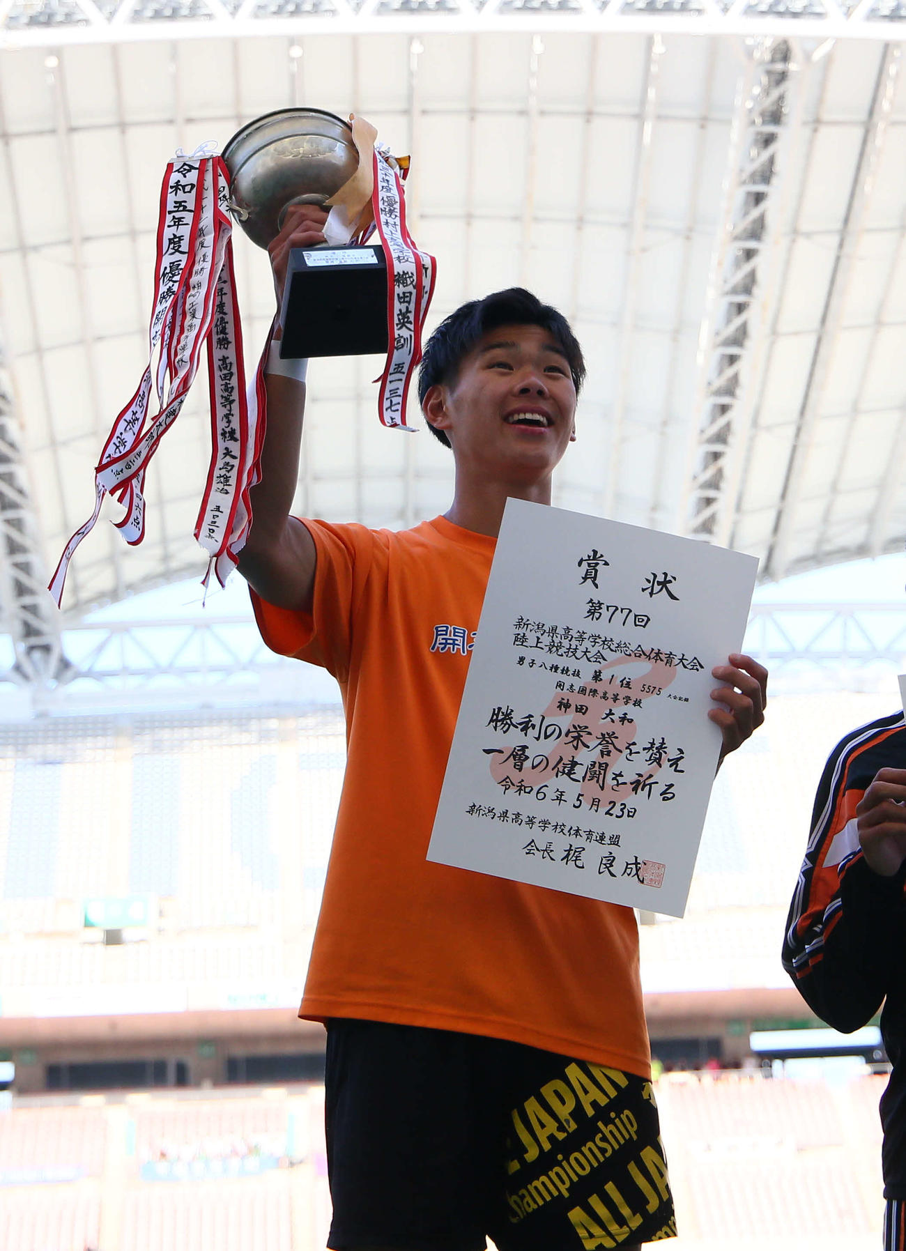 5575点の大会新記録でV3を決めた八種競技の神田は表彰台で笑顔