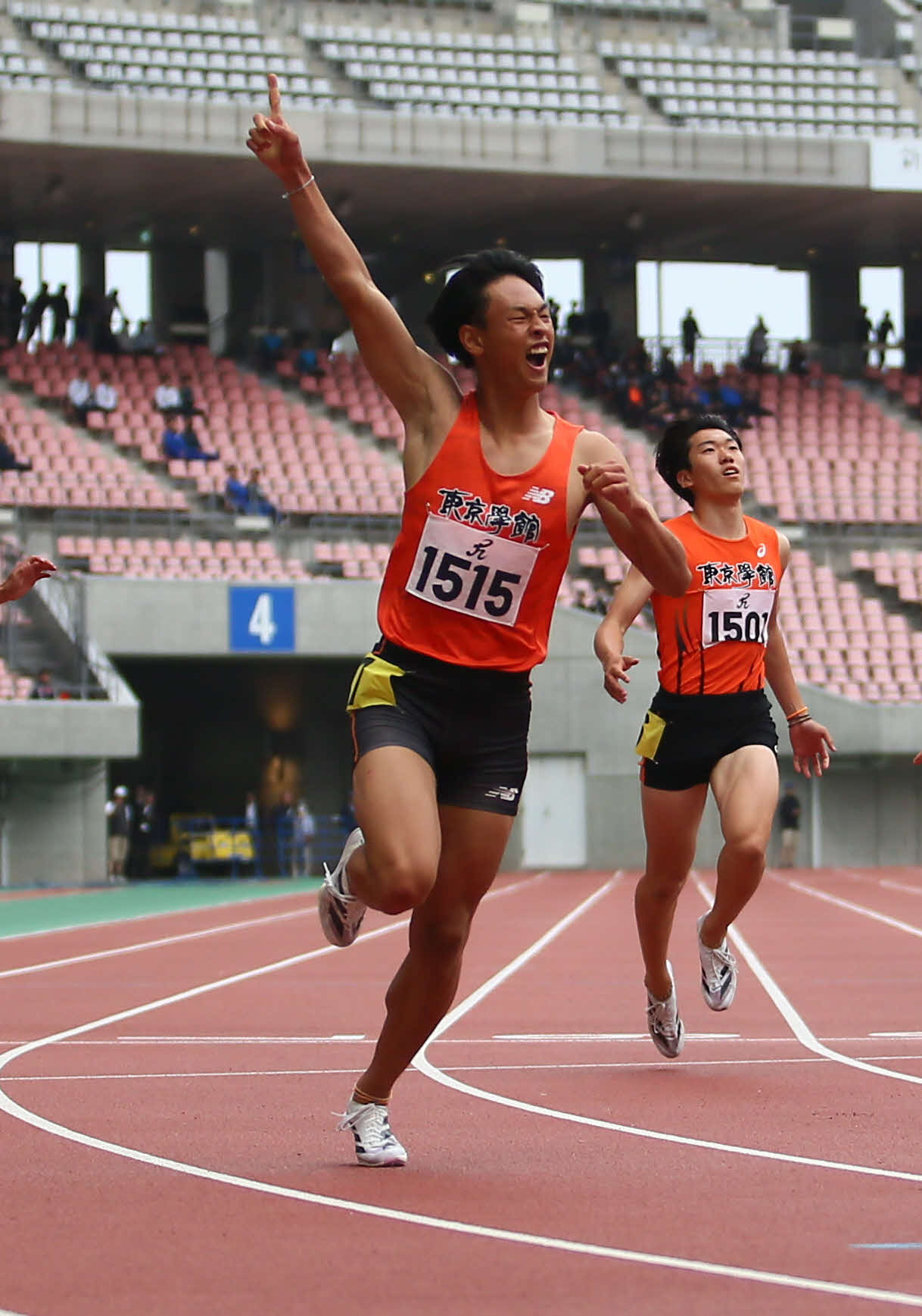 男子200メートル決勝　優勝に右手を突き上げる佐藤