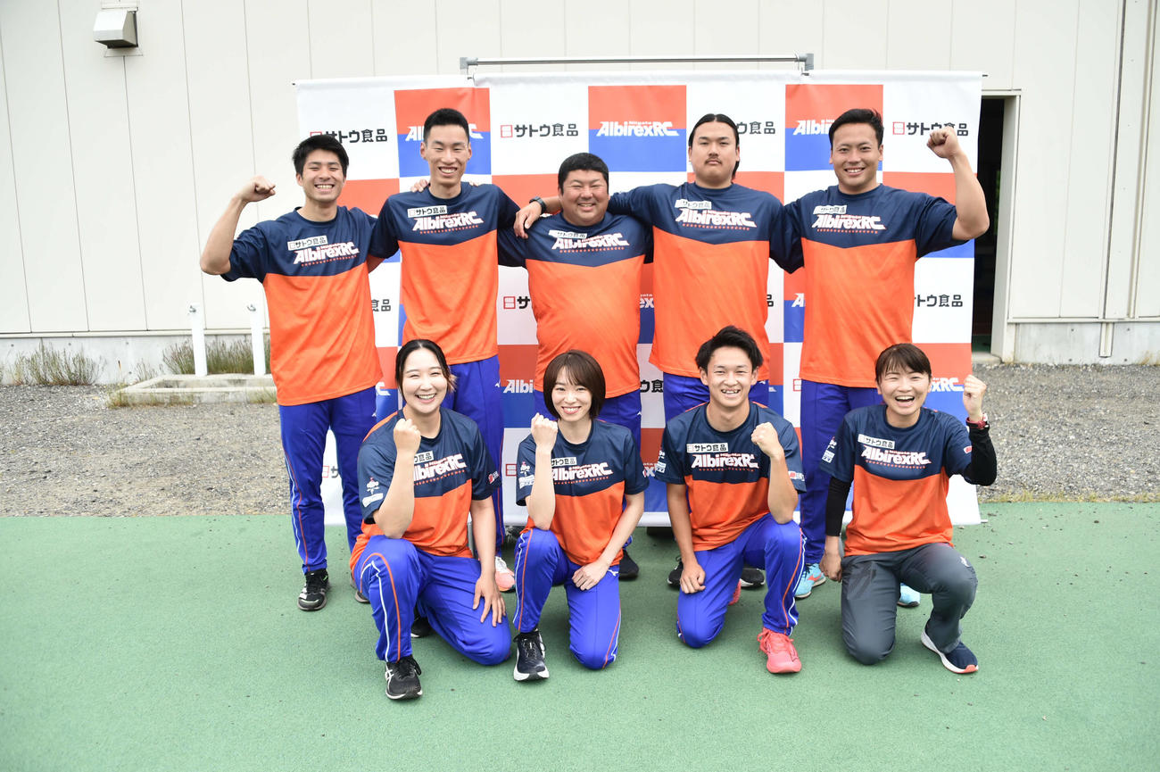 地元新潟開催の日本選手権で健闘を誓うサトウ食品新潟アルビレックスRCのメンバー