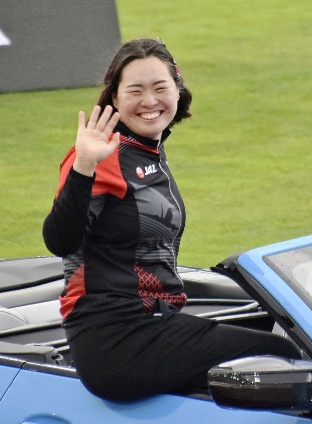 女子やり投げで優勝し、笑顔で喜ぶ北口榛花（共同）