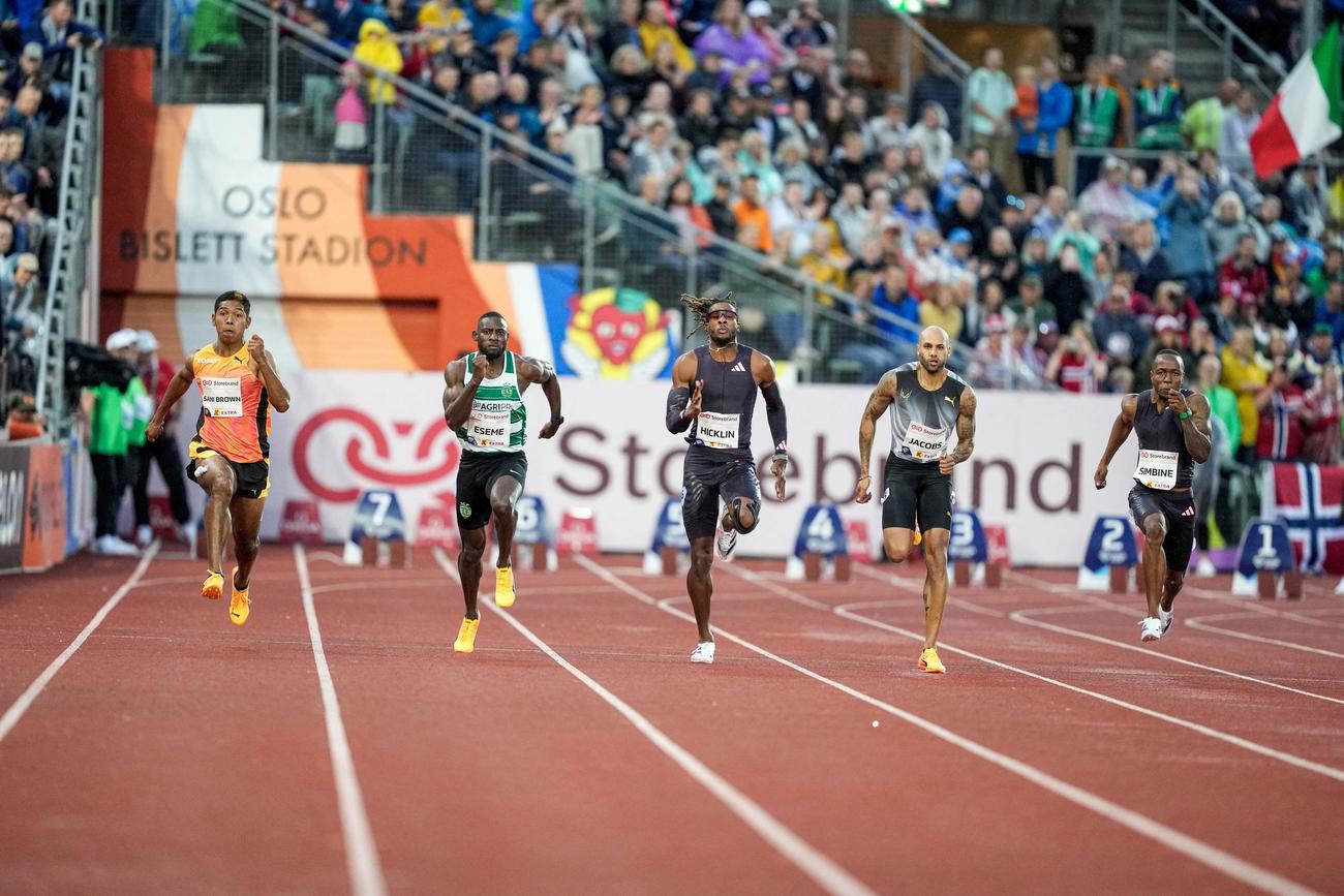 ダイヤモンドリーグ第6戦　陸上男子100ｍ決勝を走るサニブラウン・ハキームら（ロイター）