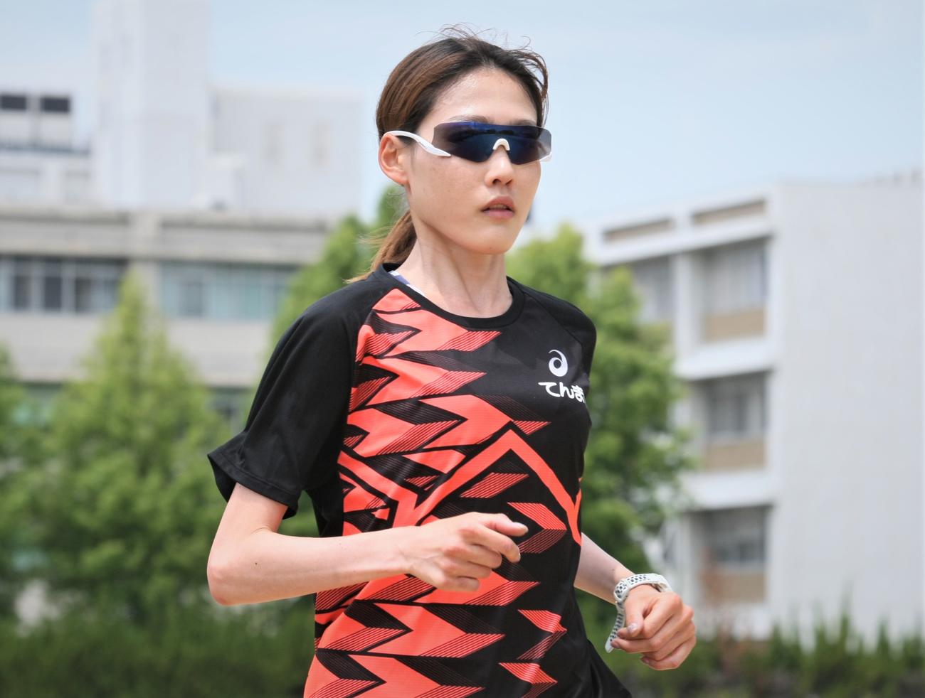 報道陣に練習を公開した陸上女子長距離の前田（撮影・藤塚大輔）