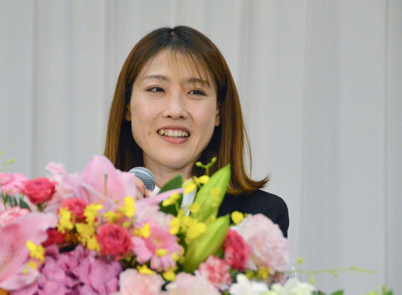 記者会見する女子マラソンの前田穂南（共同）