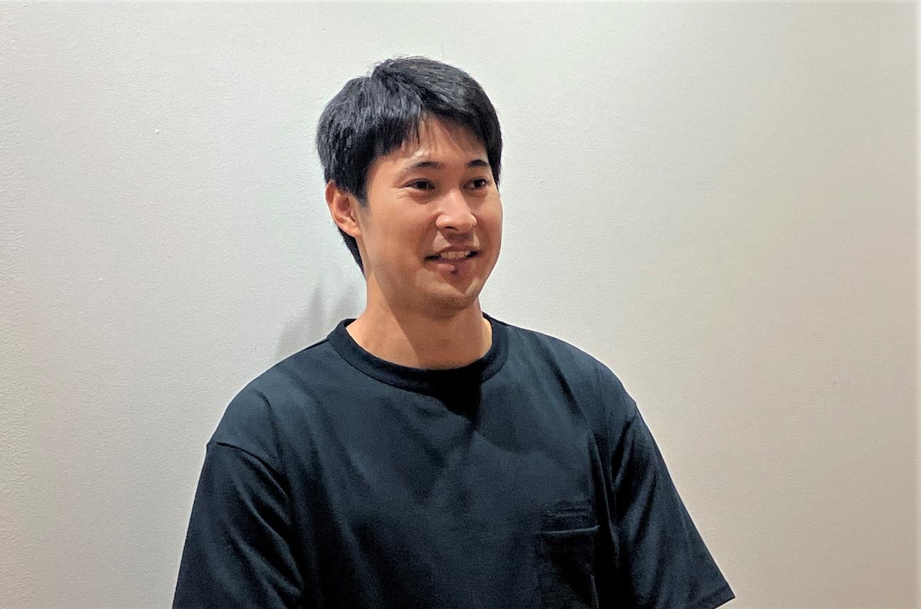 羽田空港で取材に応じた陸上男子短距離の飯塚（撮影・藤塚大輔）