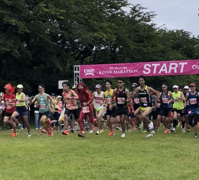 「世界一楽しい地獄」と呼ばれる伊豆稲取キンメマラソンのコースにスタートする参加者