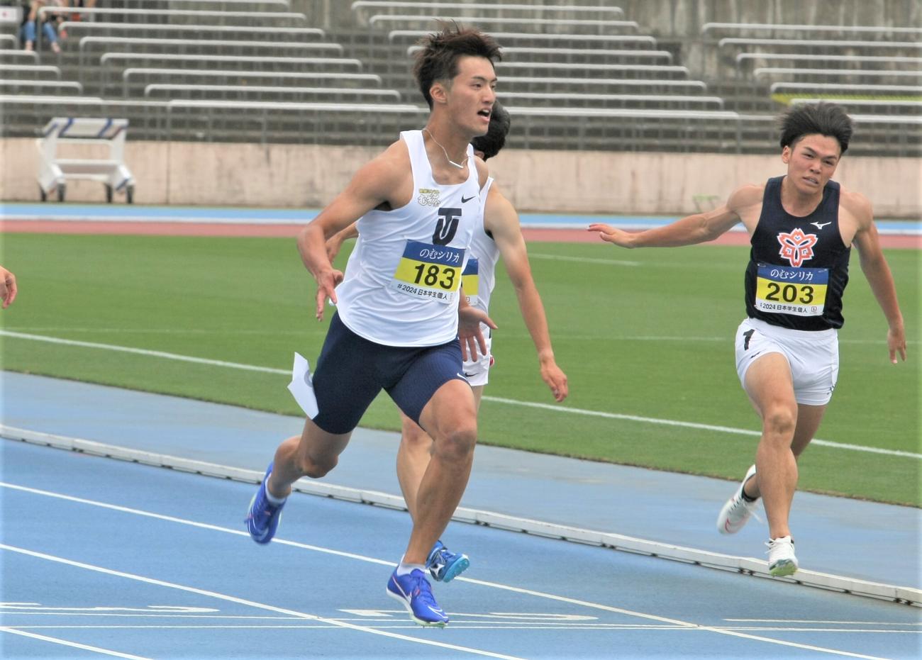 男子100メートル準決勝3組で追い風参考ながら9秒97をマークした東洋大・柳田（左）（撮影・藤塚大輔）
