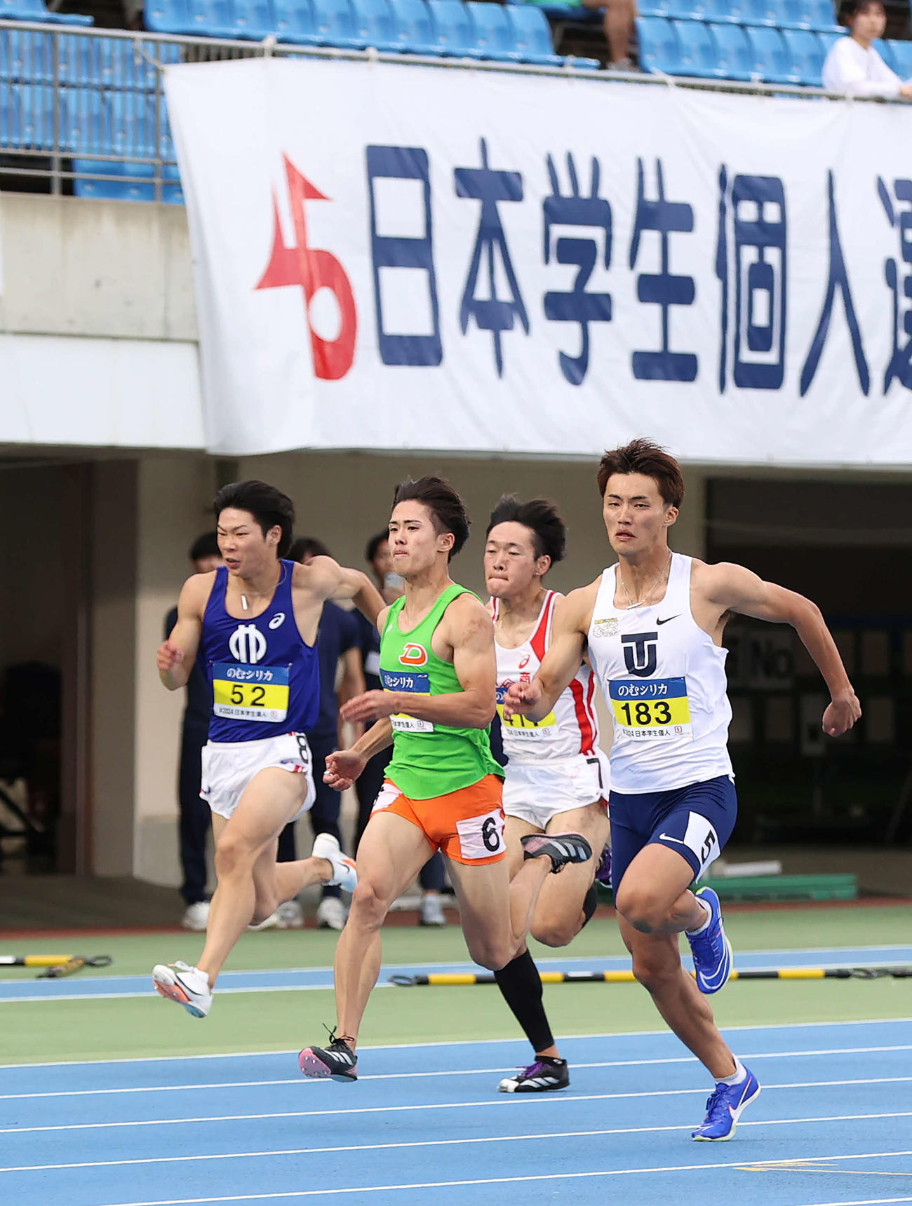 男子100メートル決勝、力走する東洋大・柳田（手前）（撮影・河野匠）