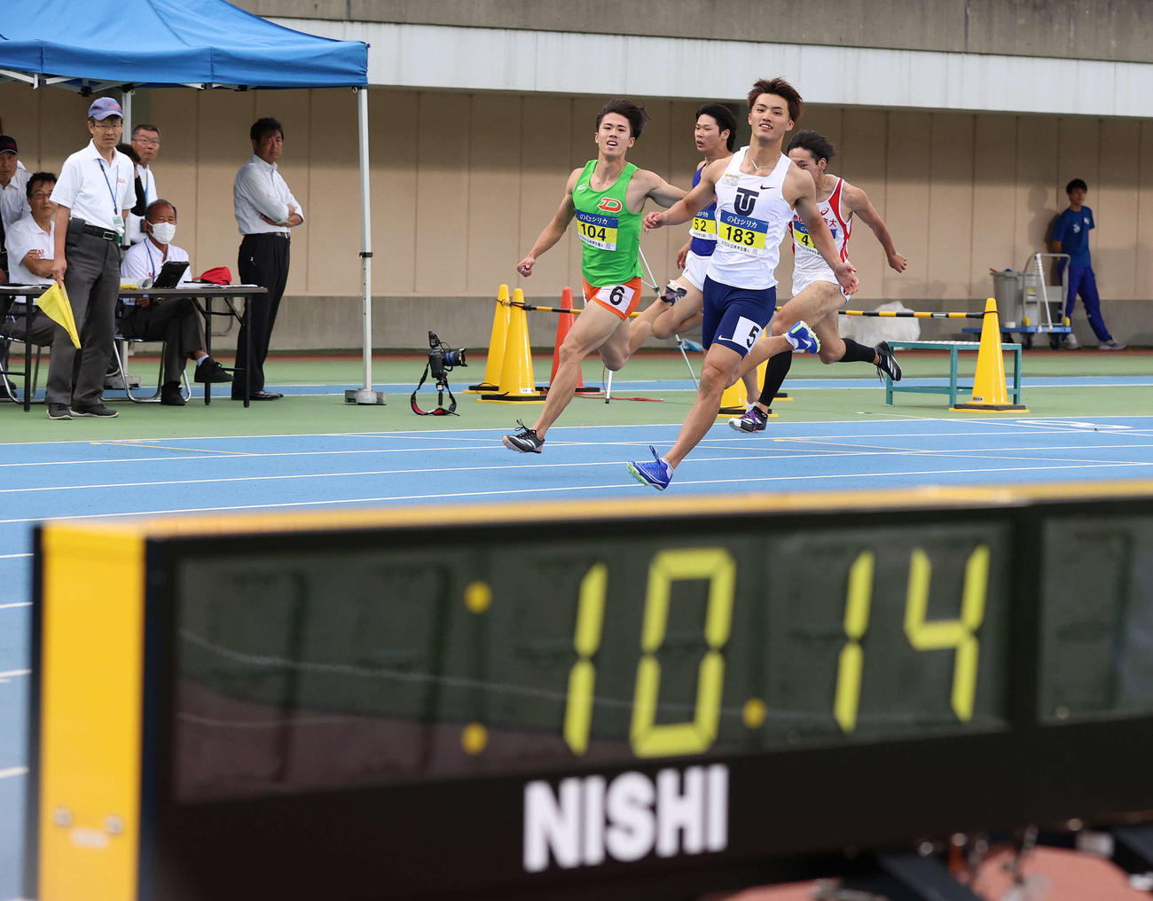 男子100メートル決勝、ゴール後タイマーを見つめる東洋大・柳田（手前）。正式タイムは10秒13だった（撮影・河野匠）