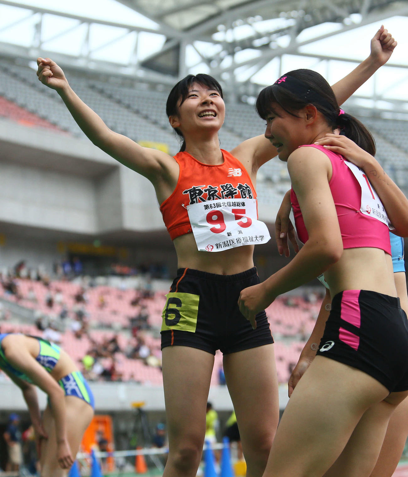 女子200メートル　県高校新記録で優勝し両手を上げて喜ぶ東京学館新潟・秋沢（撮影・涌井幹雄）