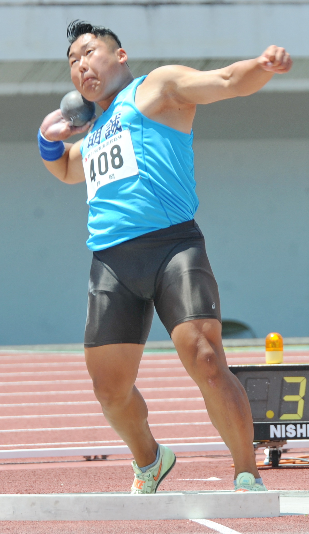 男子砲丸投げで優勝した藤枝明誠・杉本（撮影・山口昌久）