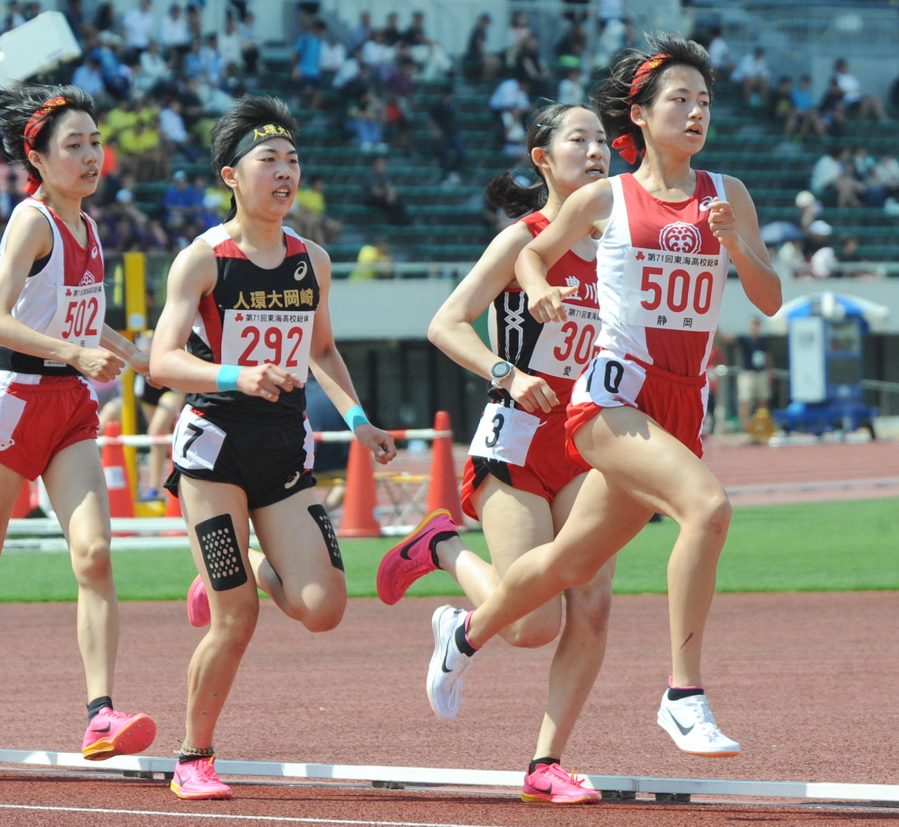 女子3000メートル決勝　ラスト1周でスパートをかける浜松市立・大谷（右）