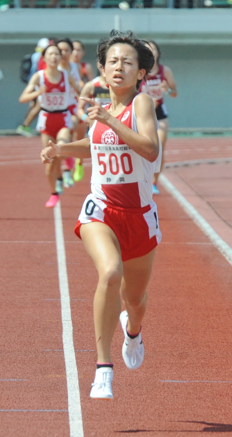 女子3000メートル決勝　ゴールに向かう浜松市立・大谷芽以（手前