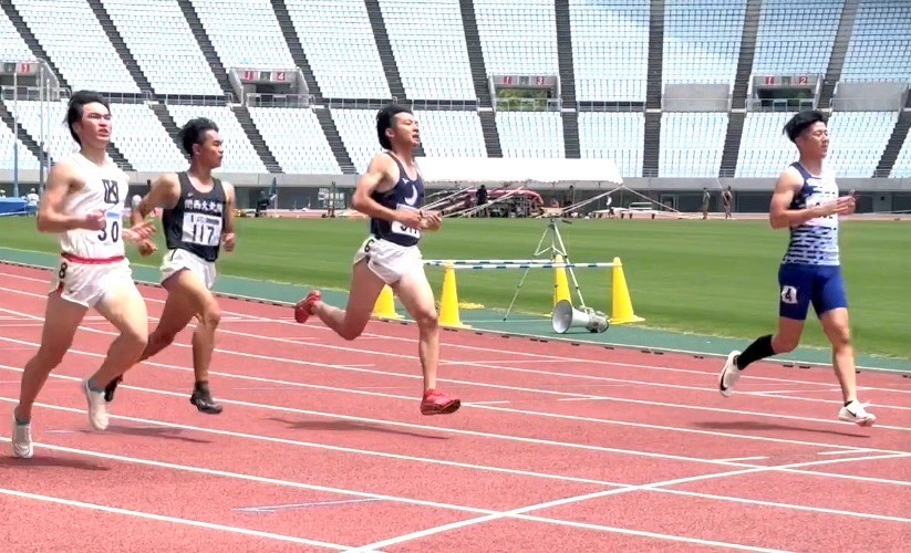 大阪陸上競技選手権　男子100メートル予選で力走する多田（右）。左から垣内、岡野、白数