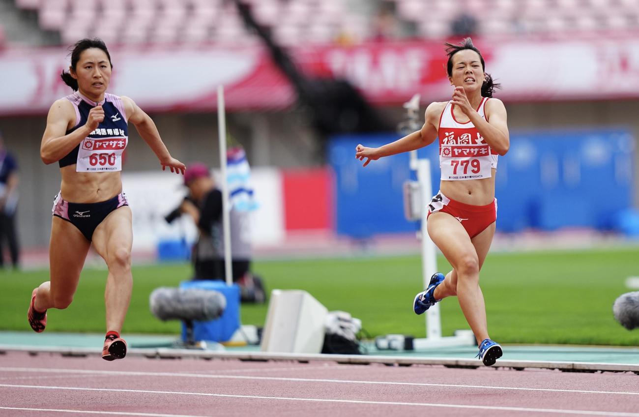 日本陸上選手権　女子100メートル予選、レース中表情をしかめる山形（右）（撮影・垰建太）