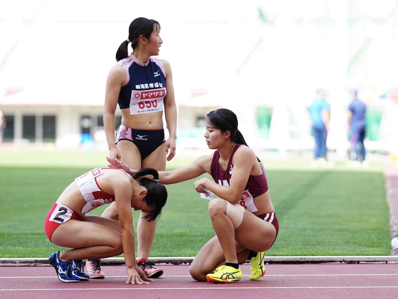 日本陸上選手権　女子100メートル予選、レースを終え負傷した山形（左）は涙する（撮影・垰建太）