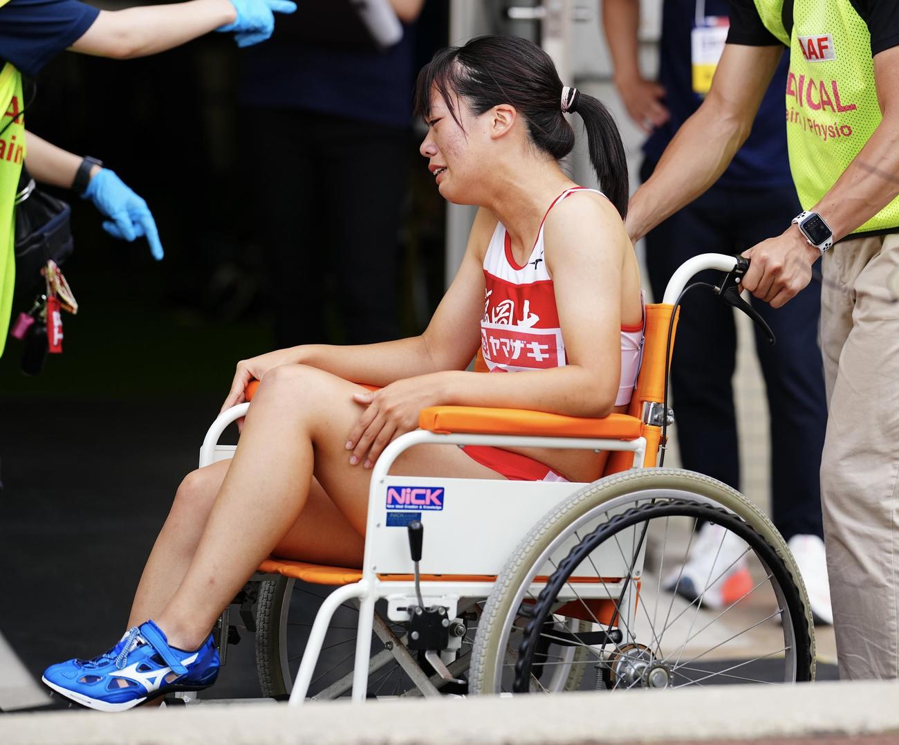 日本陸上選手権　女子100メートル予選、レースを終え負傷した山形は車いすに乗り引き揚げる（撮影・垰建太）