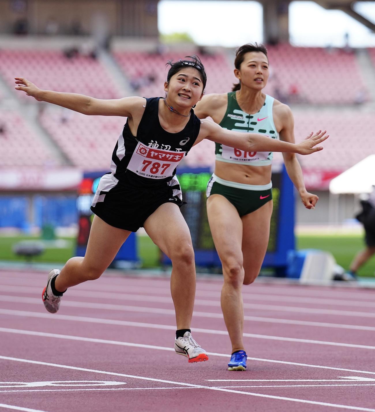 日本陸上選手権　女子100メートル予選、力走する三好（左）（撮影・垰建太）