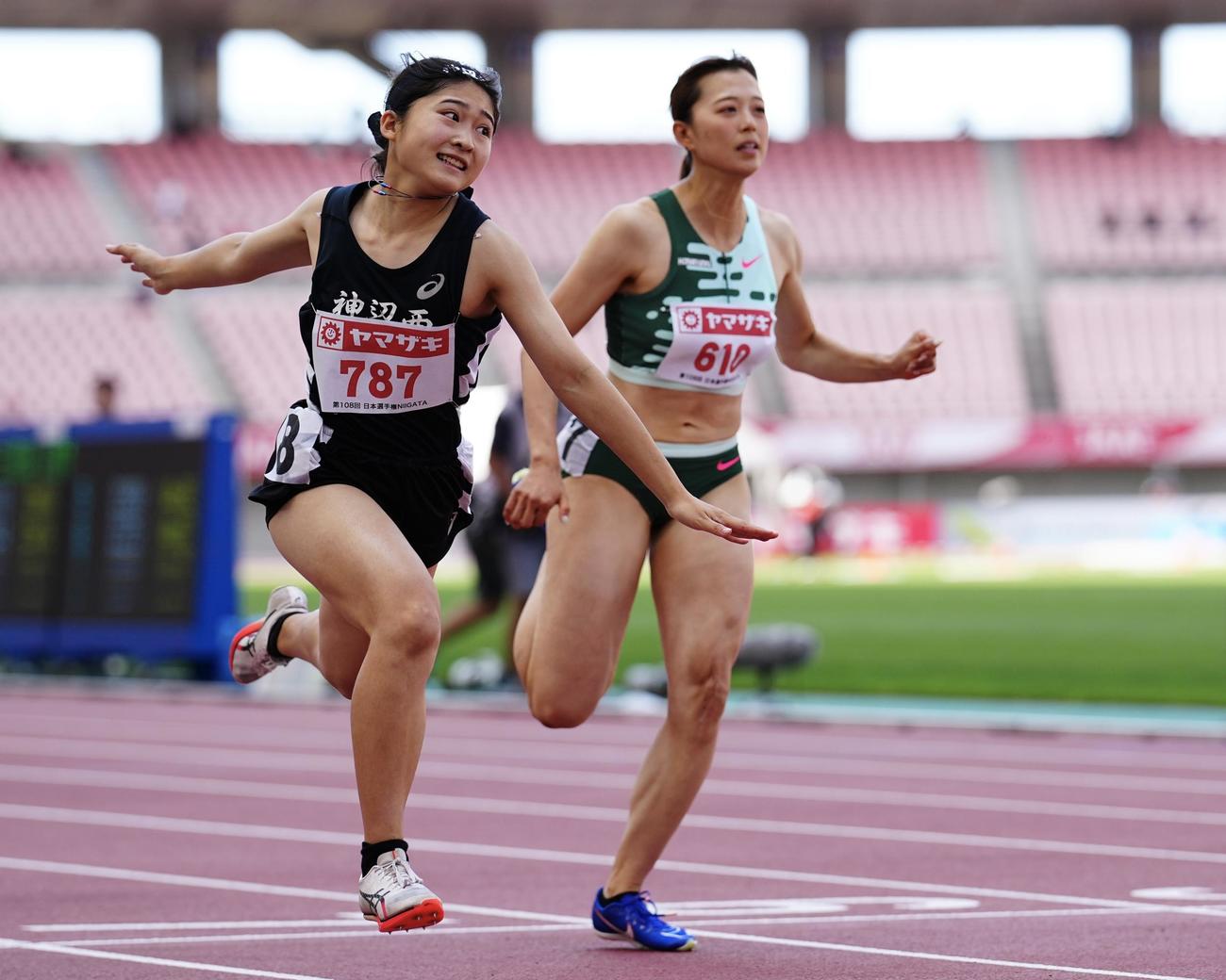 日本陸上選手権　女子100メートル予選、力走する三好（左）（撮影・垰建太）