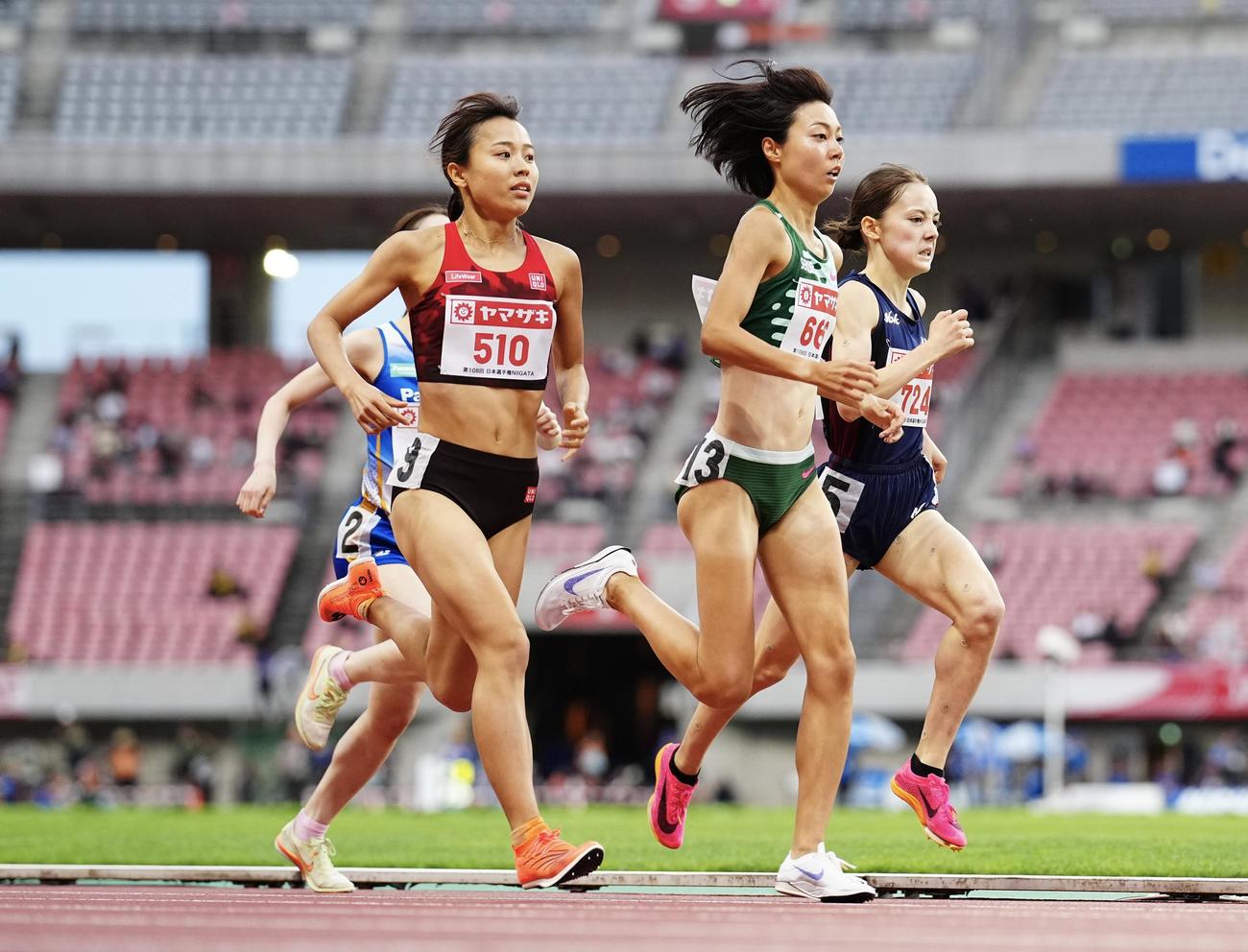 日本陸上選手権　女子1500メートル予選、ラスト1周で卜部（中央）らのペースに食らいつけず厳しい表情のドルーリー（右）（撮影・垰建太）