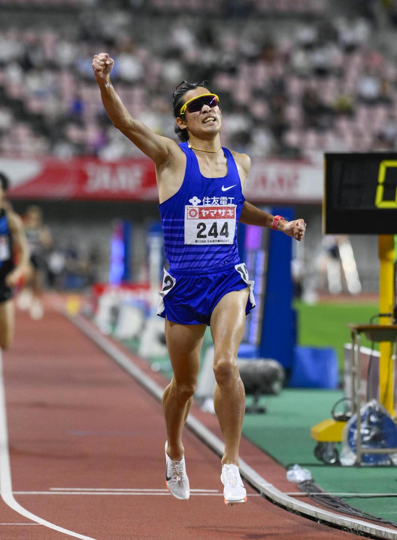 男子1500メートル決勝　3分37秒08で優勝した飯沢千翔（共同）
