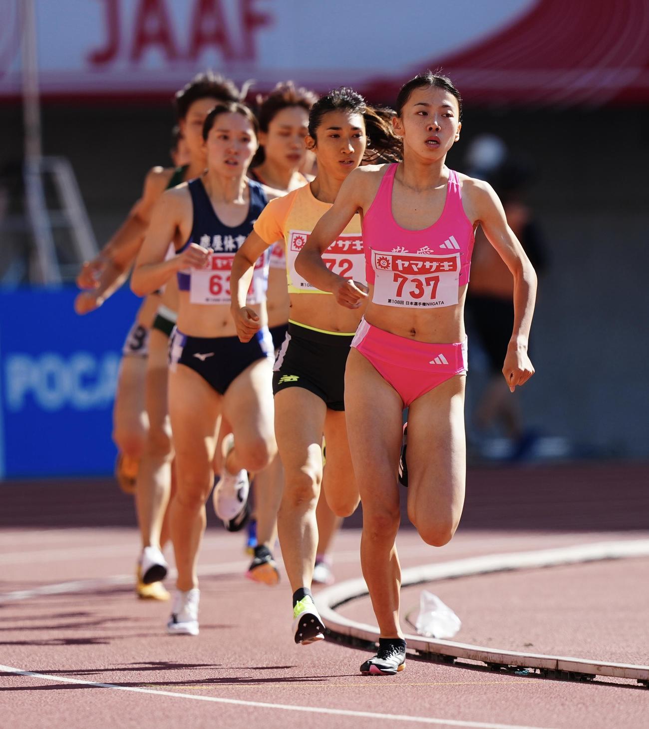 女子800メートル予選、先頭を引っ張る久保（手前）と田中（撮影・垰建太）