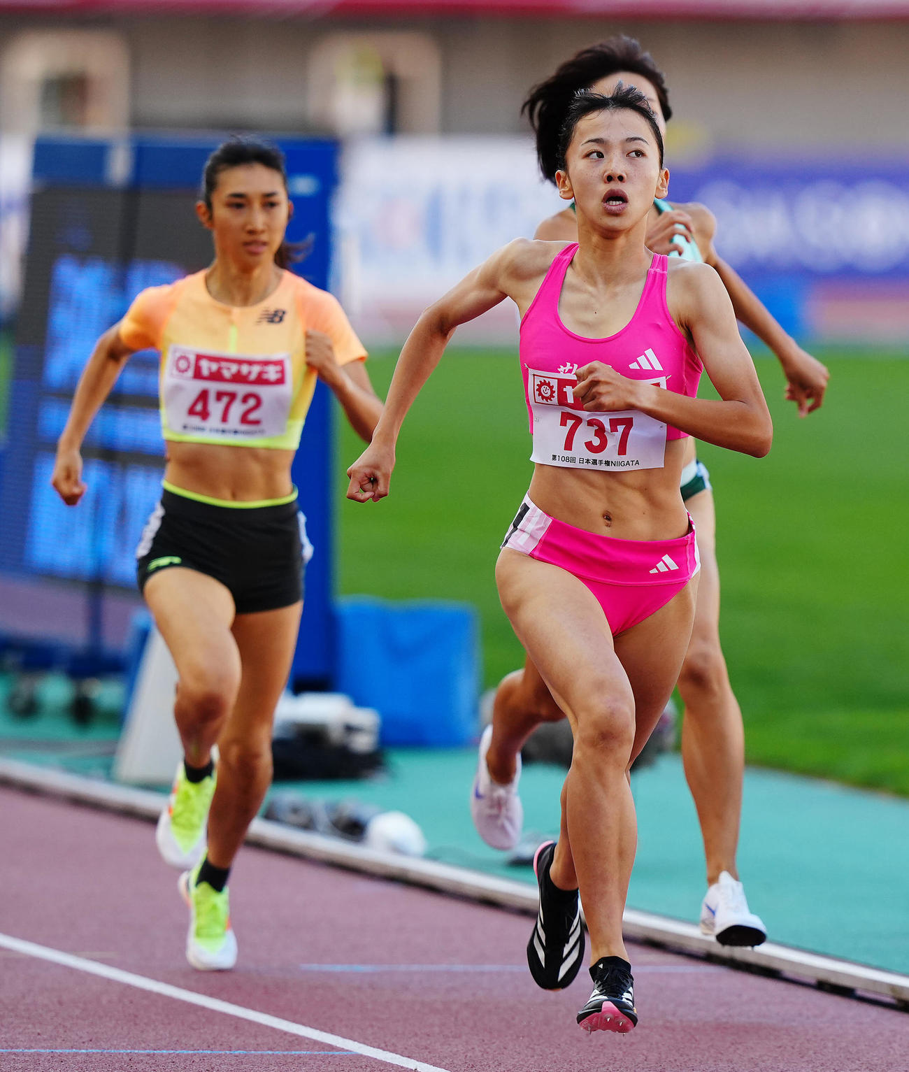 女子800メートル予選、ラストスパートをかける久保（手前）。左は田中希（撮影・垰建太）