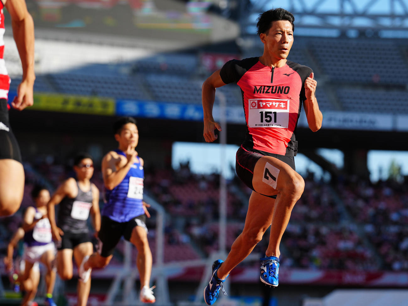 男子400メートル予選、力走する佐藤風（撮影・垰建太）