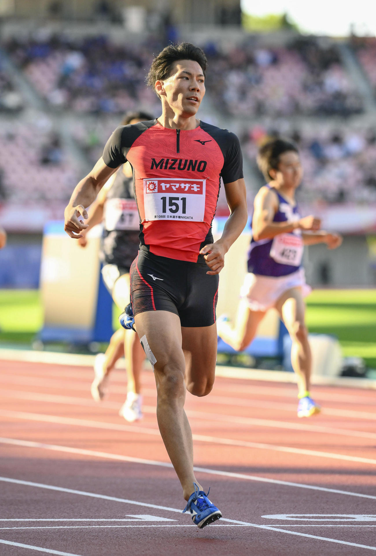 男子400メートル予選　3組1着で決勝に進出した佐藤風雅（共同）