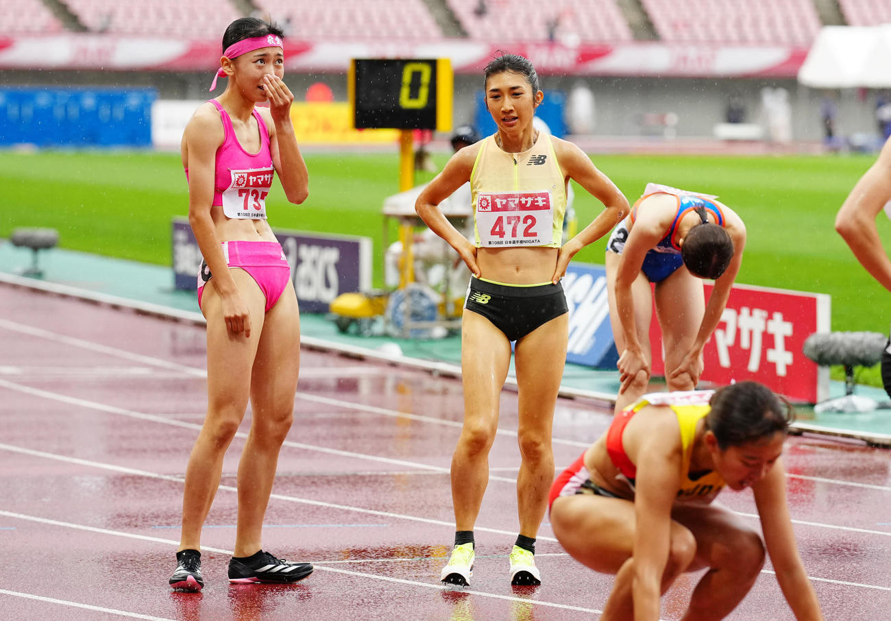女子800メートル決勝、1位でゴールした久保（左）は田中希と健闘をたたえ合う（撮影・垰建太）