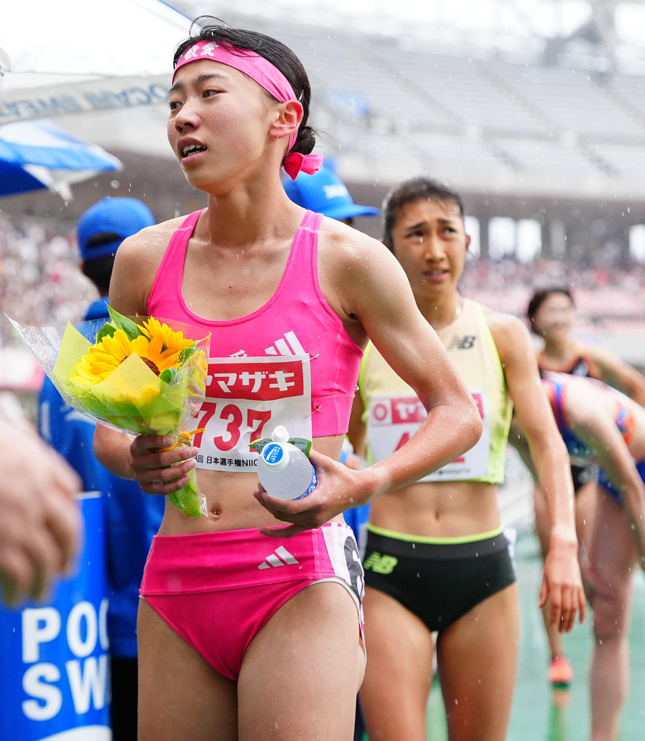 女子800メートル決勝、優勝し引き揚げる久保（左）。右は田中希（撮影・垰建太）