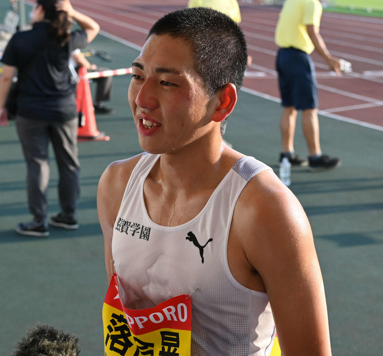 男子800メートルで優勝し、レース後に取材に応じる落合晃（撮影・飯岡大暉）