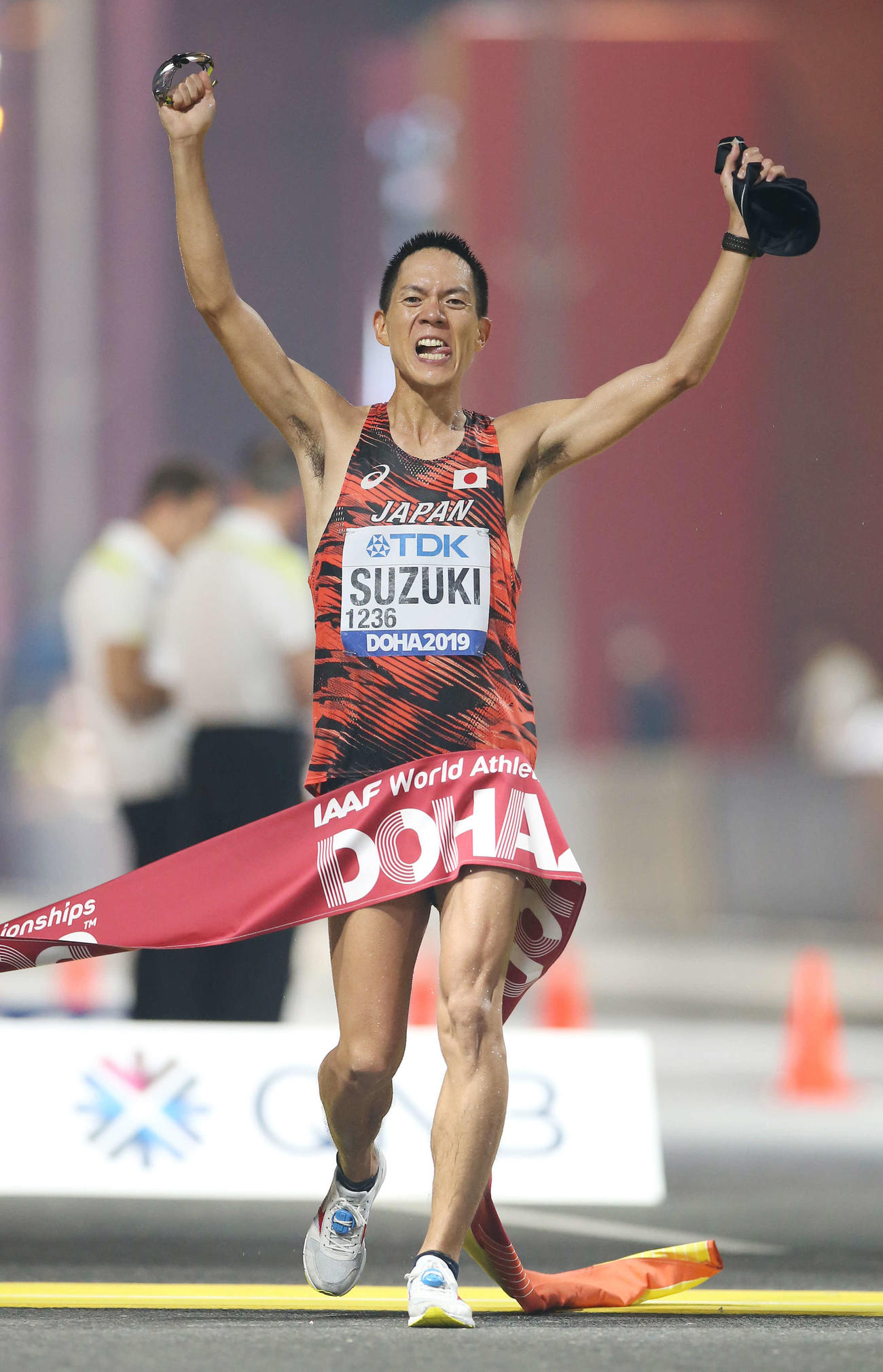 19年、世界陸上男子50キロ競歩で優勝した鈴木雄介