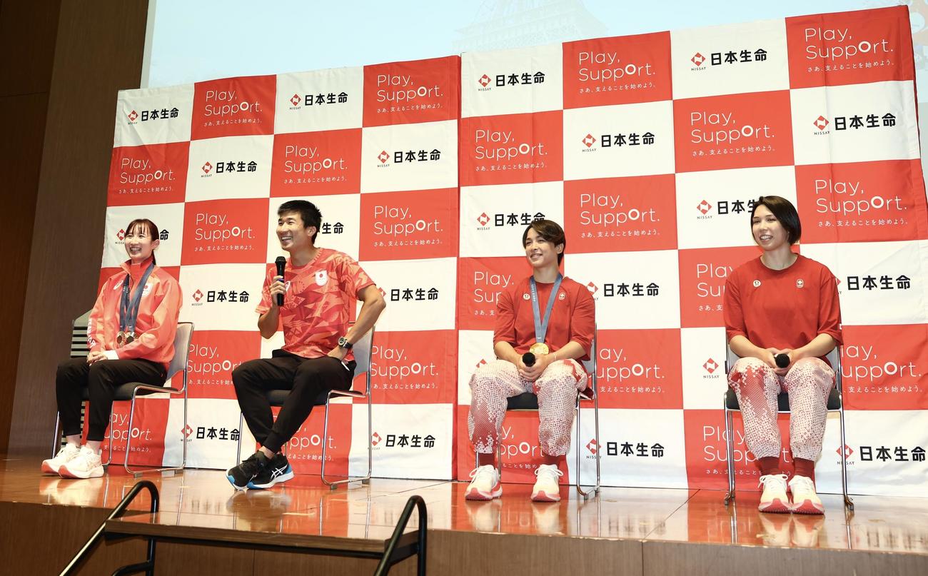 パリ五輪チームニッセイ報告会に臨む、左から早田、桐生、出口クリスタ、出口ケリー（撮影・河田真司）