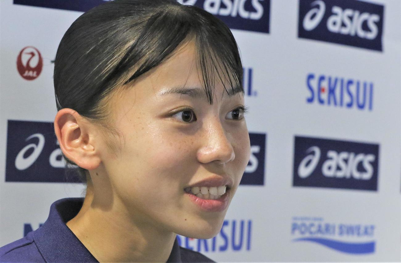 陸上U20世界選手権の出国前に成田空港で取材に応じる久保（撮影・藤塚大輔）