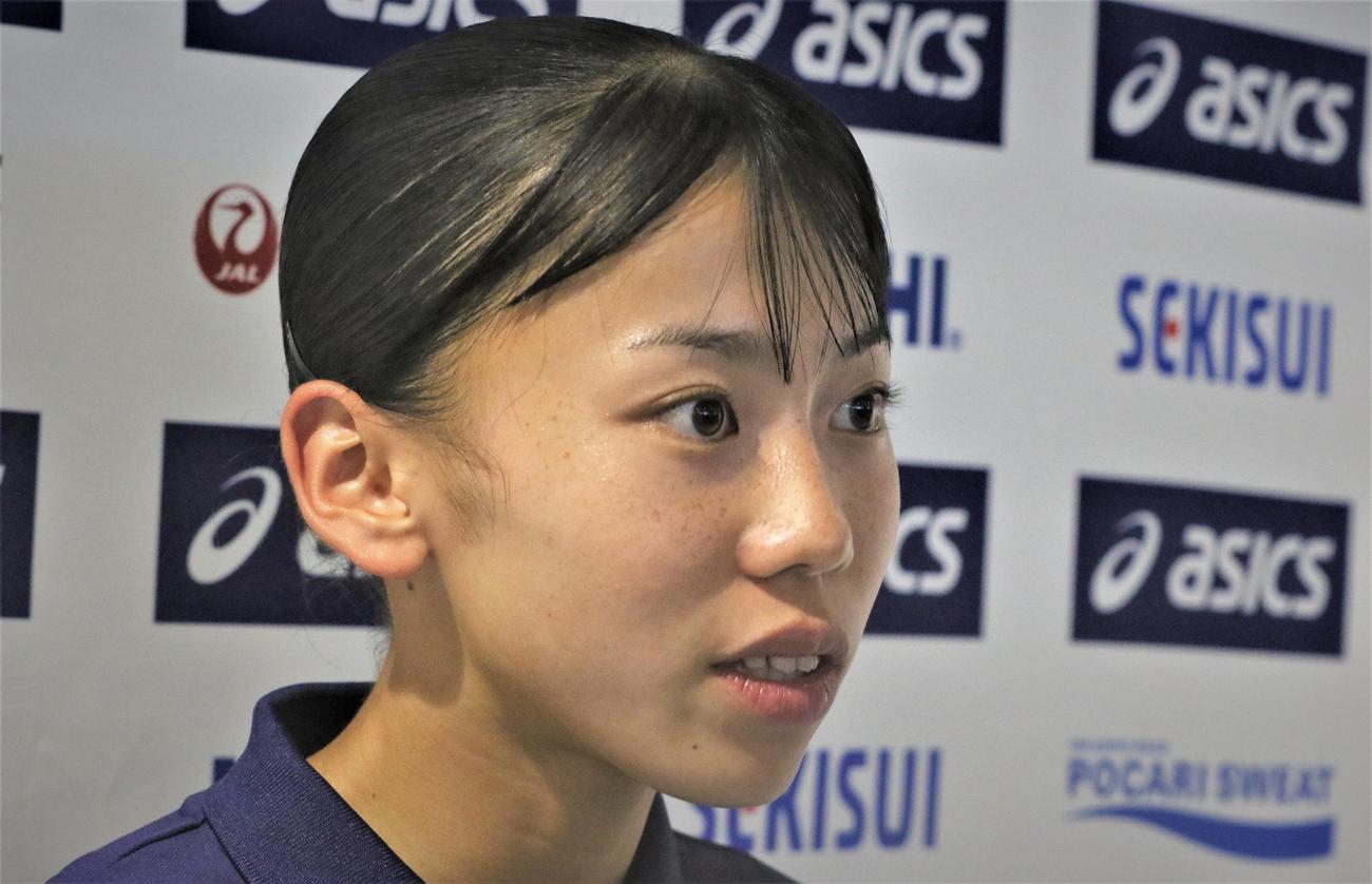 陸上U20世界選手権の出国前に成田空港で取材に応じる久保（撮影・藤塚大輔）