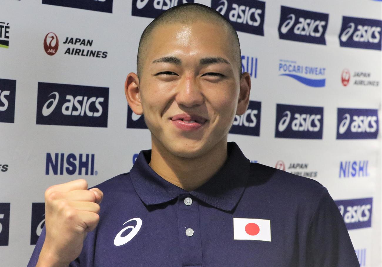 陸上U20世界選手権の出国前に成田空港で取材に応じた落合（撮影・藤塚大輔）