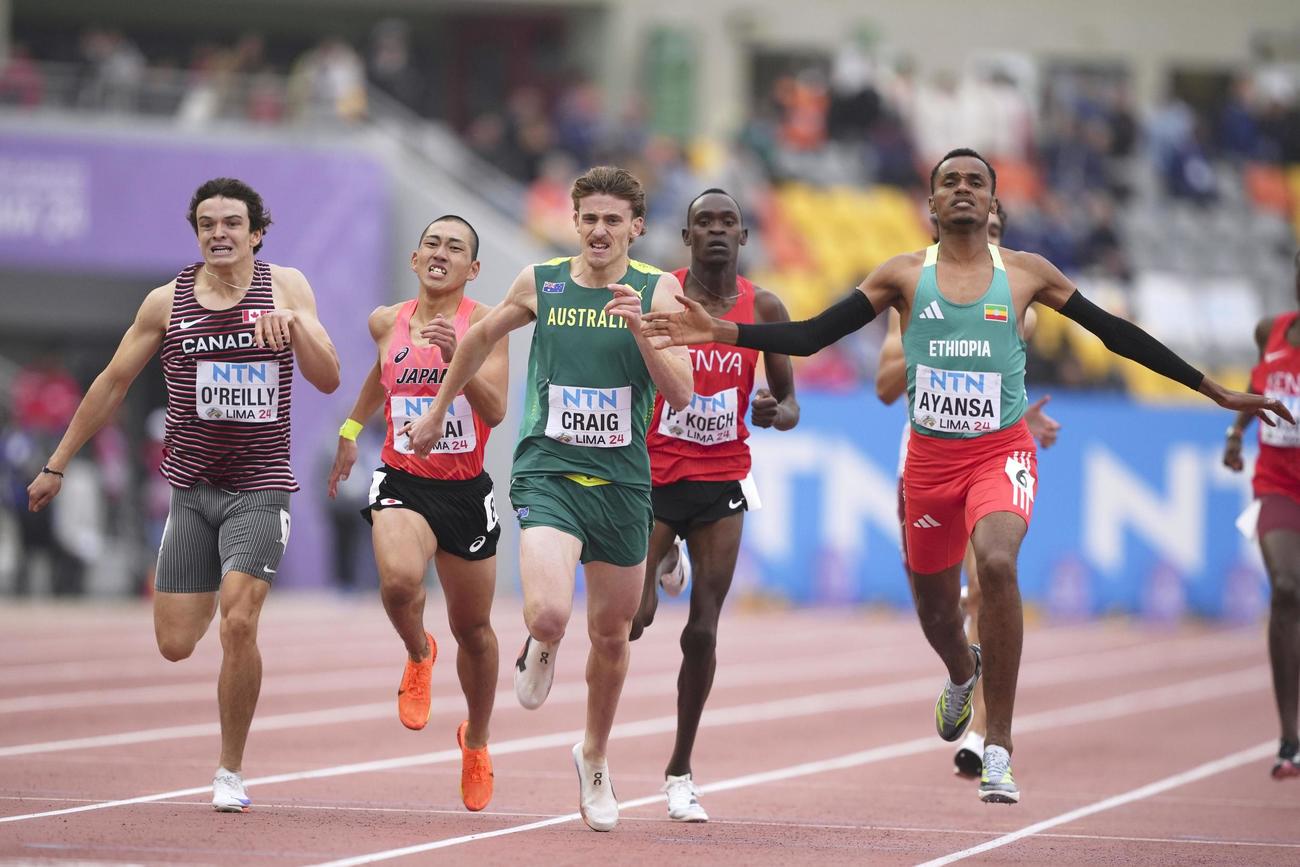 男子800メートル決勝でゴールする落合（左から2人目）（AP）