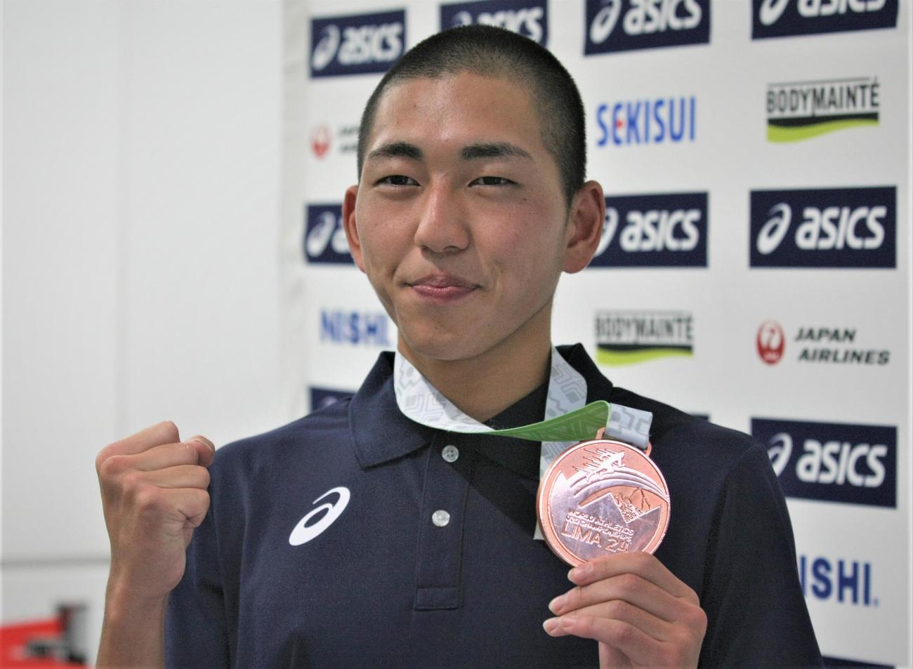 陸上U20世界選手権から成田空港に帰国した男子800メートルの落合（撮影・藤塚大輔）