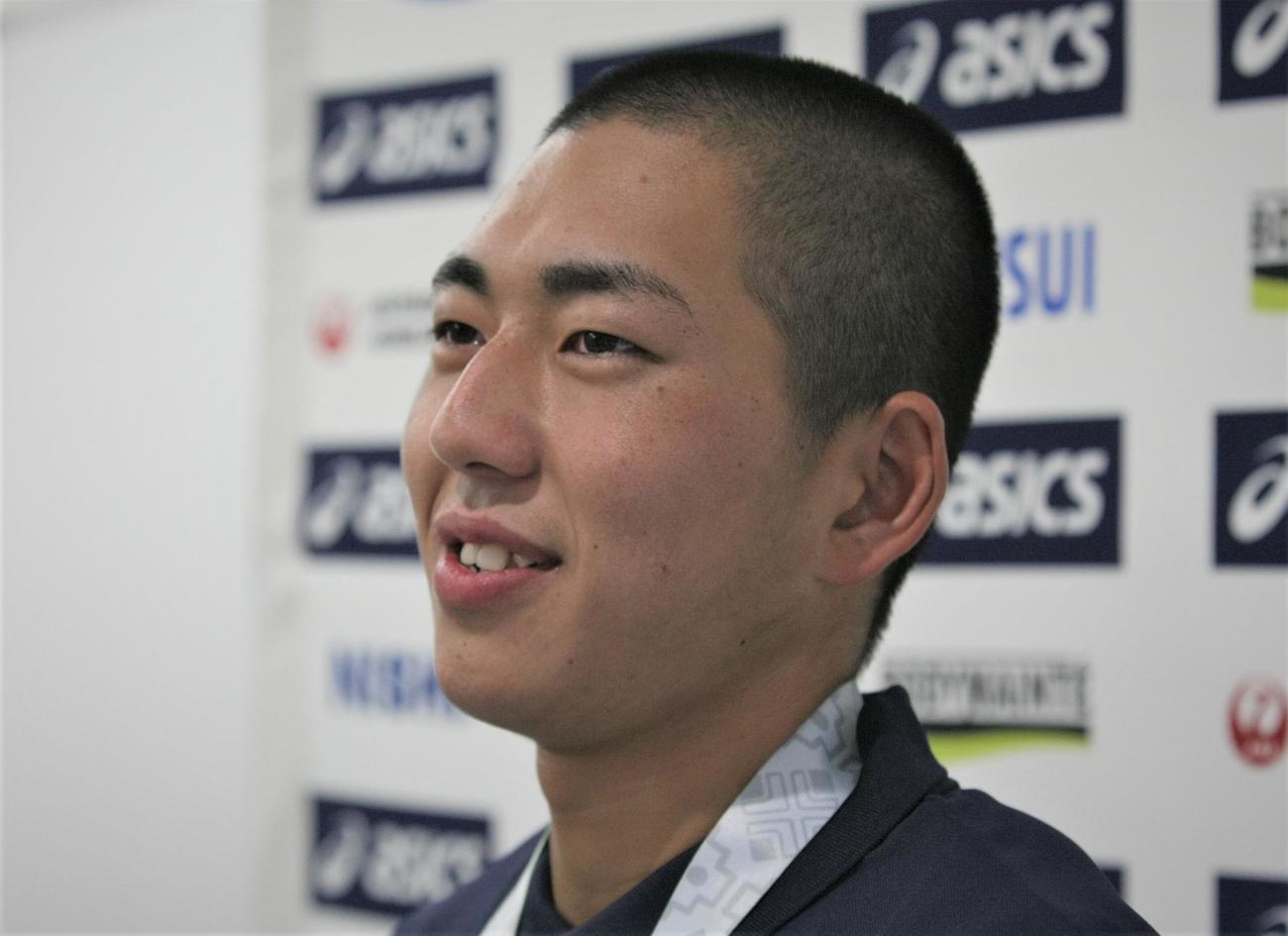 陸上U20世界選手権から成田空港に帰国し、取材に応じる男子800メートルの落合（撮影・藤塚大輔）